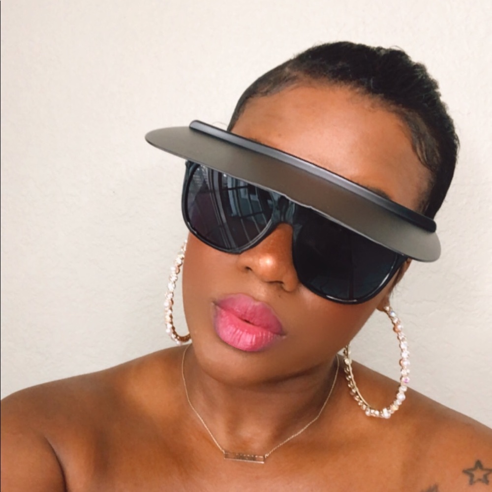 MATTE BLACK VISOR SUNGLASSES